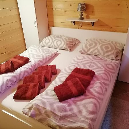 Apartma Suzy Pobegi Екстериор снимка